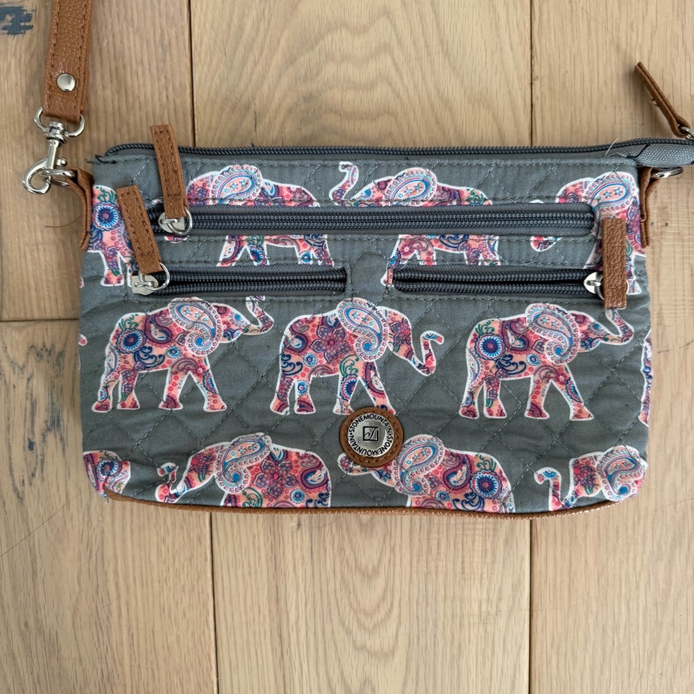 *NWOT* Stone Mountain Elephant Print Crossbody Bag - Picture 2 of 7
